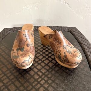 Sundance Catalog Five Worlds Corianne leather wood floral clogs size 6 READ